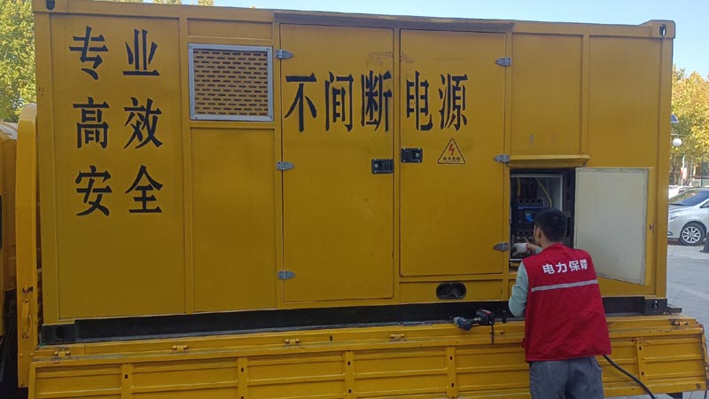白银柴油发电机组和UPS电源配合使用时，如何避免切换过程中的电力中断？